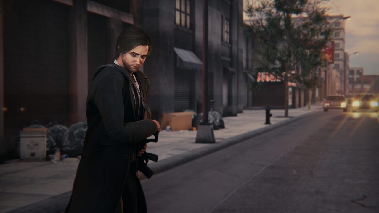 Captura de BLACKWOOD de Anton en una calle de Brooklyn al anochecer con un rifle compacto